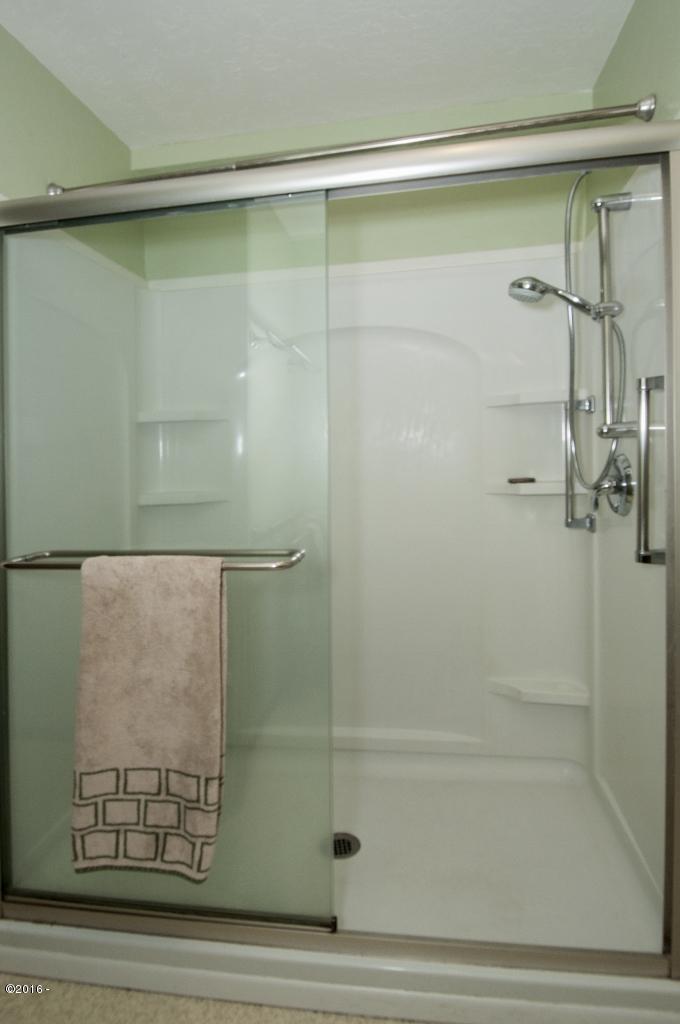 316 Old River Road Northeast Siletz, OR 97380 - Photo 29 of 37 Guest Bath - View 3 (680x1024)