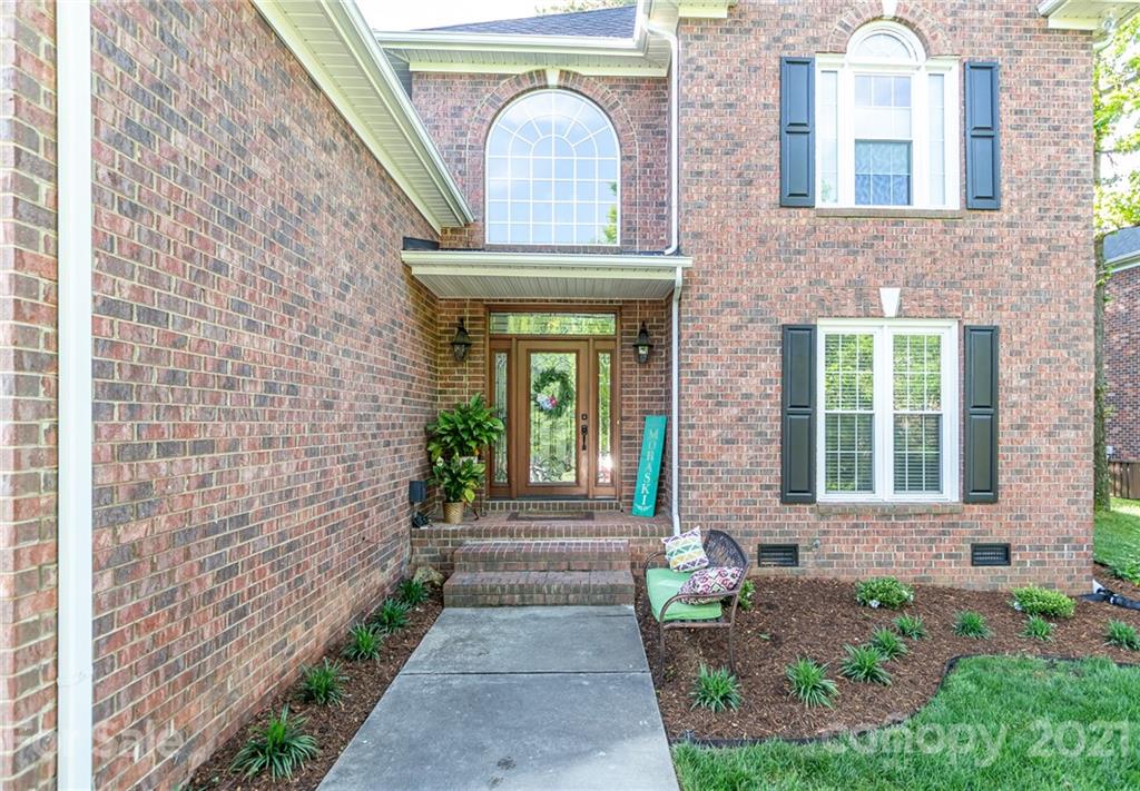 933 Ashford Way Fort Mill, SC 29708 - Photo 4 of 48 a front view of a house with a garden
