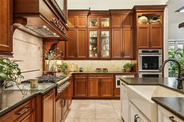a potted plant sitting in front of a brick building
