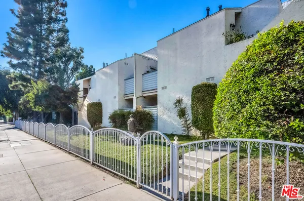 $495,000 | 18411 Hatteras Street, Unit 114, Tarzana, CA 91356
