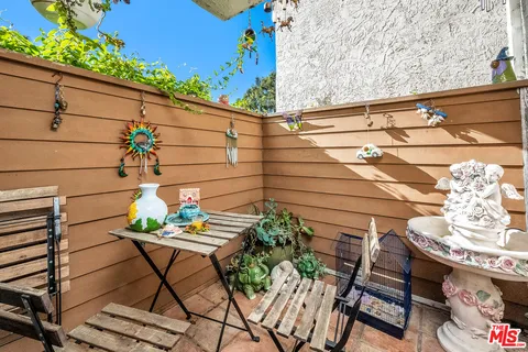 $495,000 | 18411 Hatteras Street, Unit 114, Tarzana, CA 91356