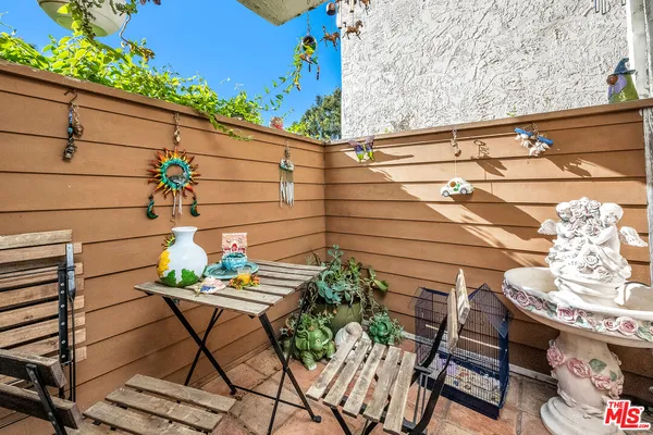 $495,000 | 18411 Hatteras Street, Unit 114, Tarzana, CA 91356