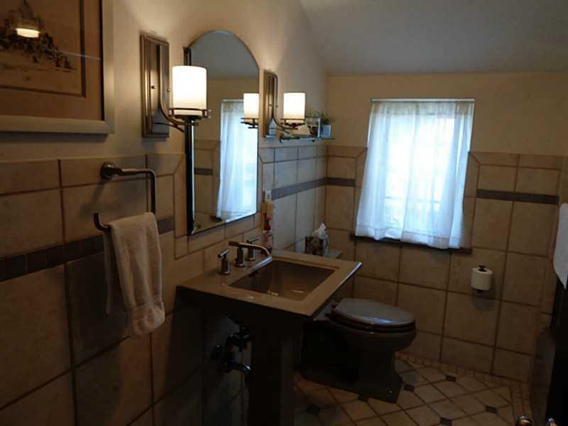 401 Locust Street Indiana, PA 15701 - Photo 21 of 25 Full Bath.