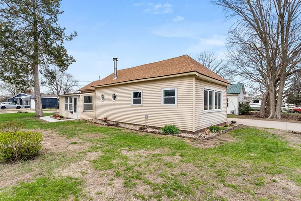a view of a house with a yard