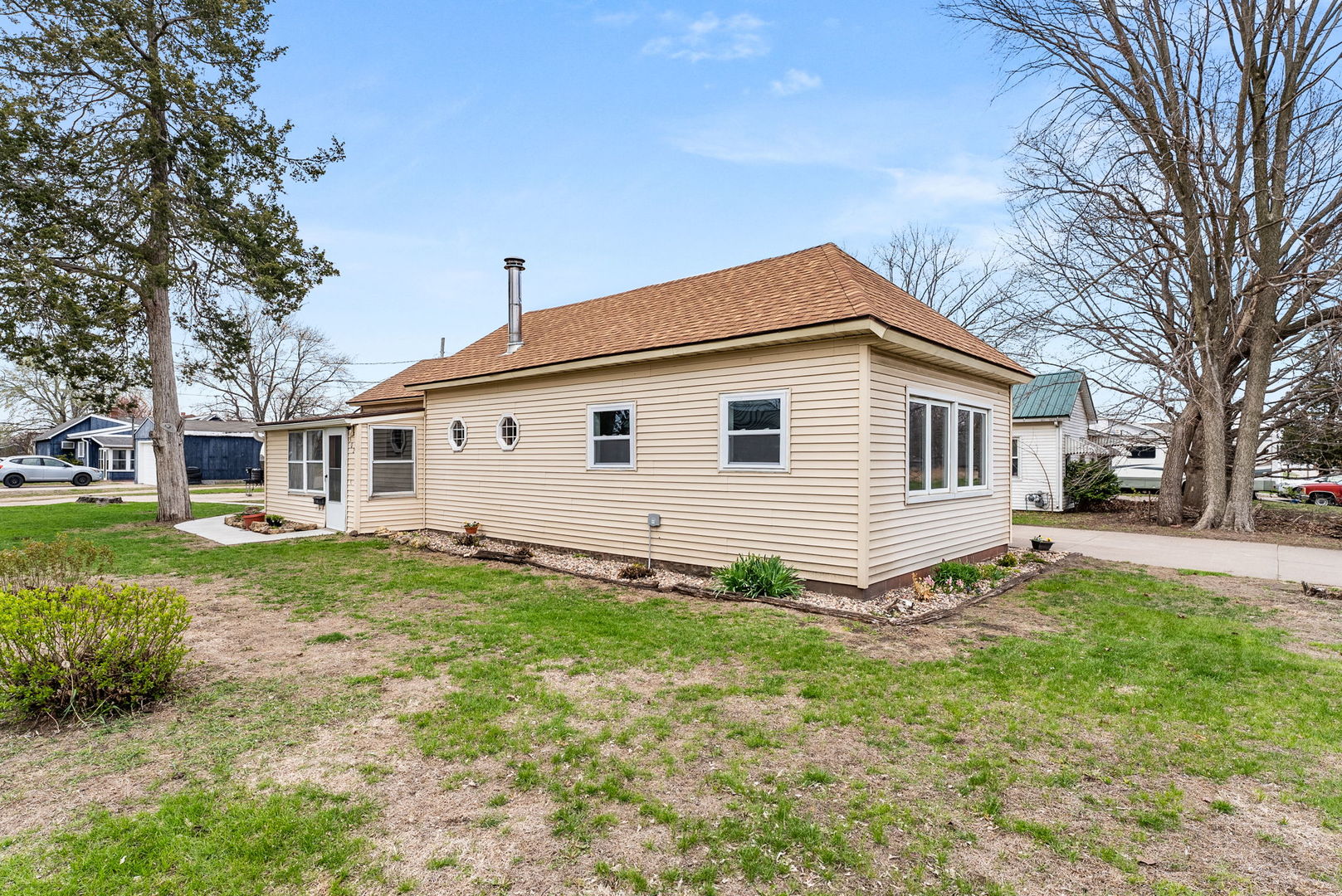 502 7th Avenue Camanche, IA 52730 - Photo 3 of 20