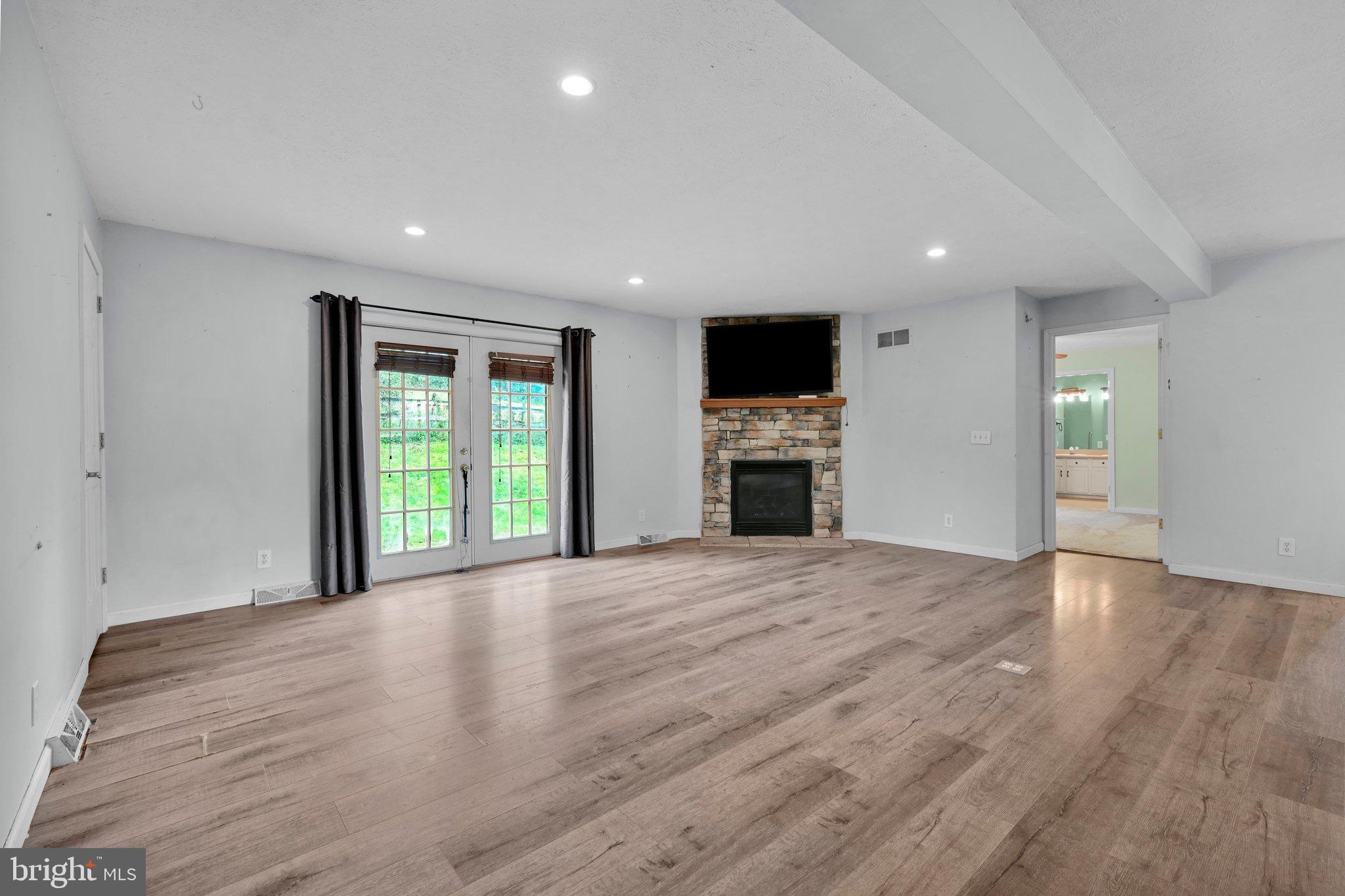 14 Oak Grove Road Pine Grove, PA 17963 - Photo 12 of 34 Living Area