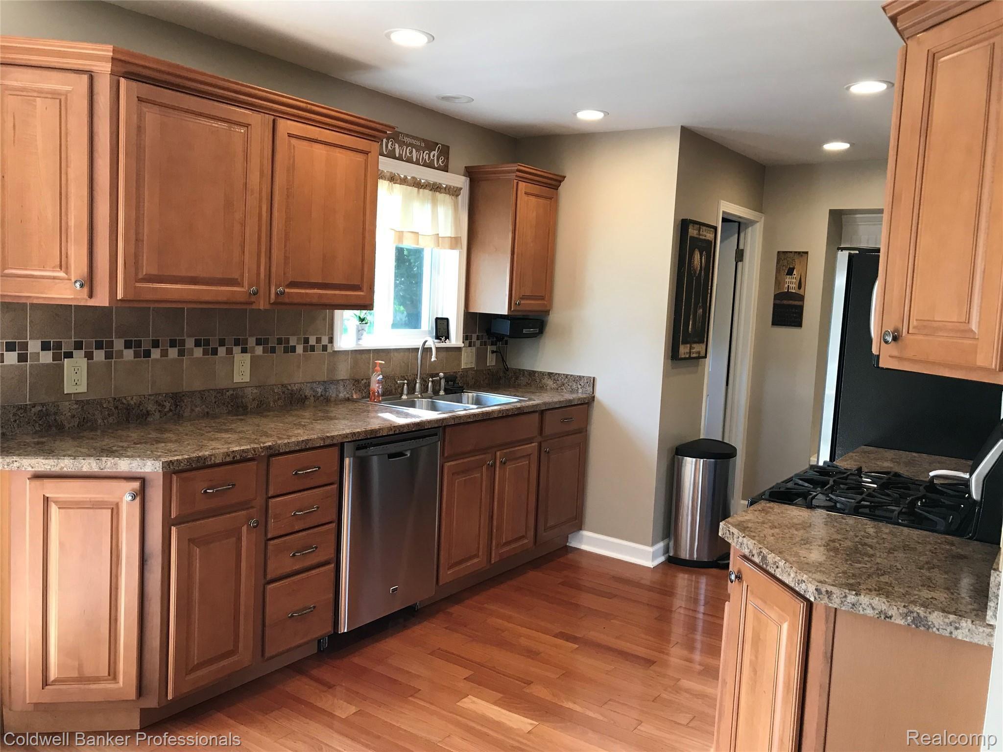 1405 North Long Lake Road Fenton, MI 48430 - Photo 7 of 34 IMG_4594.JPG