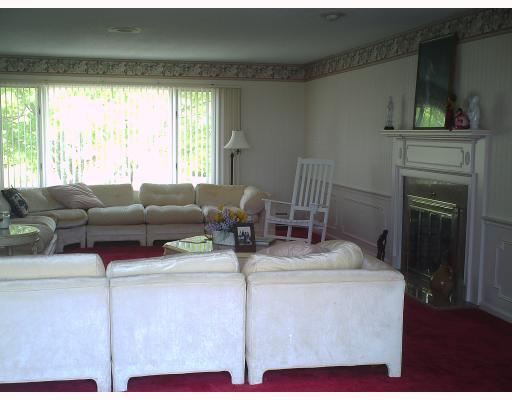 27 Rabbit Run Westerly, RI 02891 - Photo 8 of 11 Living Room.