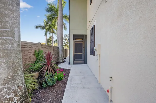 a view of entryway with garden