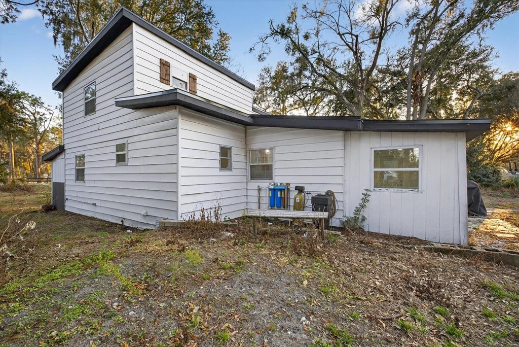 4233 Vinson Road Lakeland, FL 33810 - Photo 32 of 38 a backyard of a house with table and chairs
