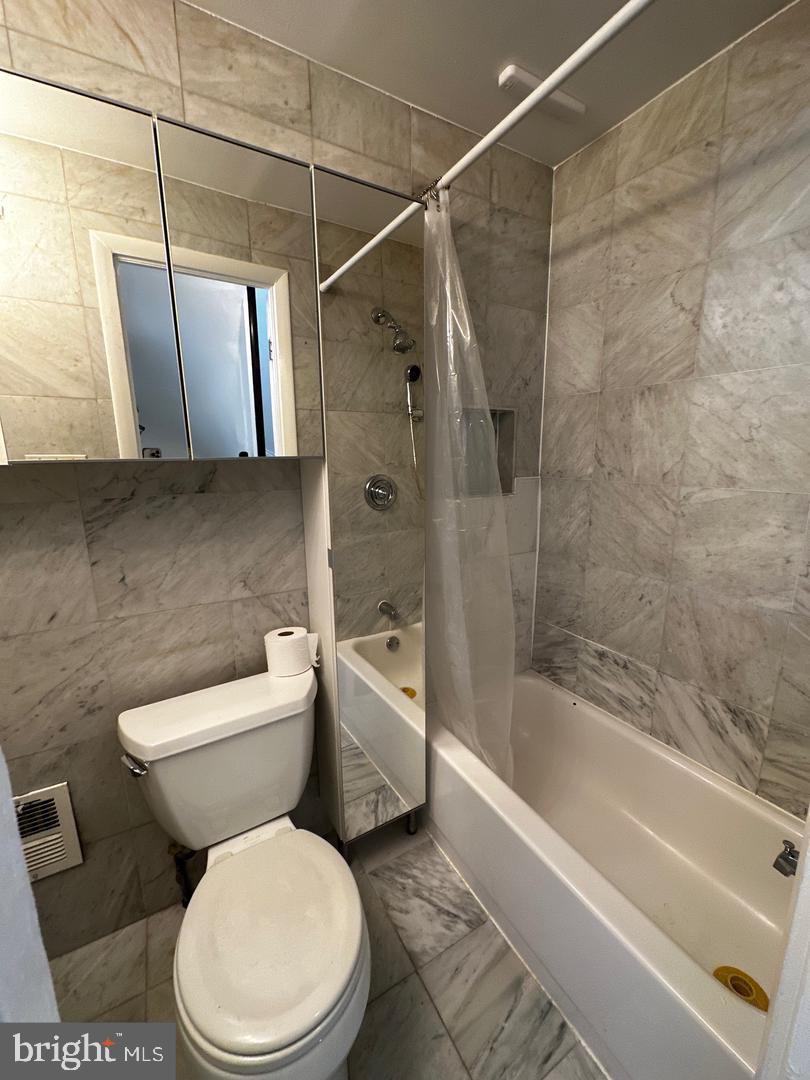 810 South Howard Street Philadelphia, PA 19147 - Photo 15 of 21 a bathroom with a toilet and a bathtub