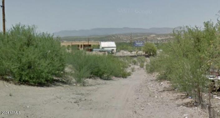 a view of a yard with a house