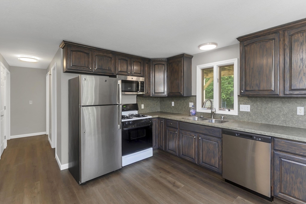 105 Mazarin Street Springfield, MA 01151 - Photo 5 of 25