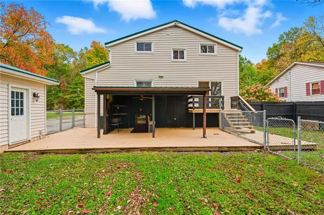 a view of a house with backyard