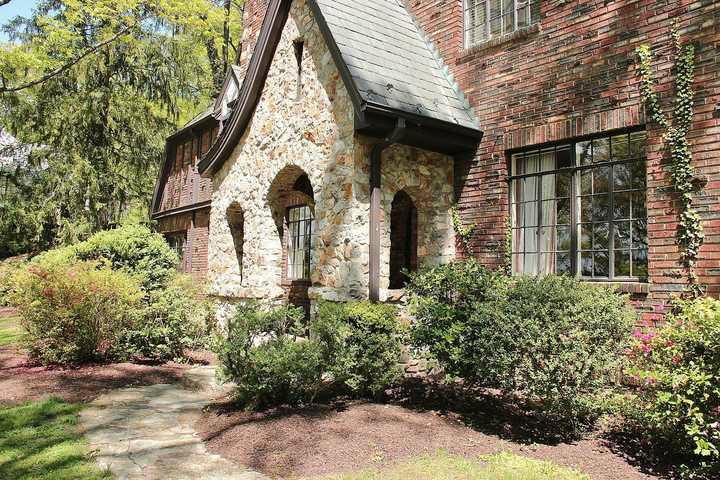 2428 Robin Hood Road Southeast Roanoke, VA 24014 - Photo 3 of 54 img_4000