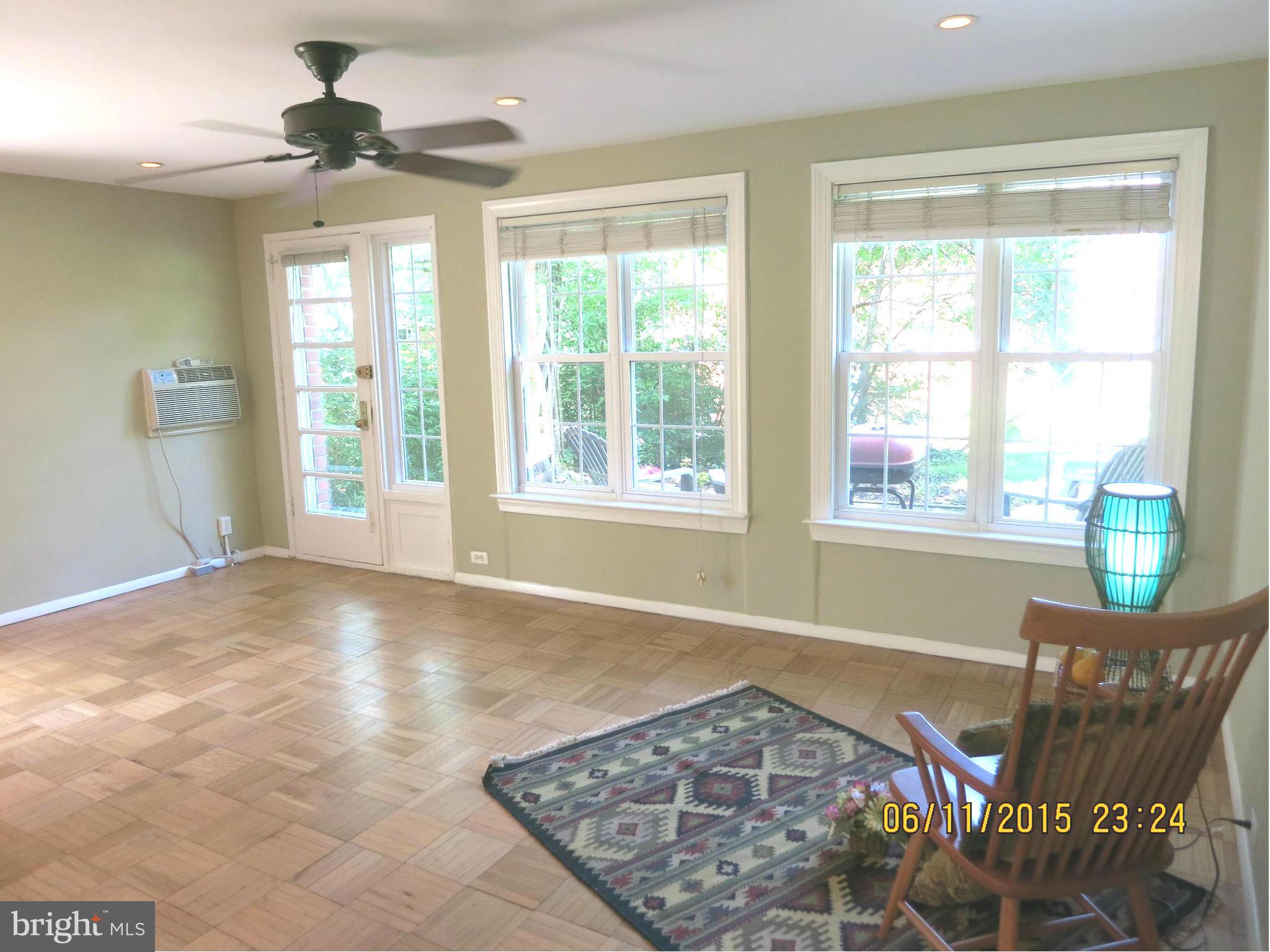 3212 Gunston Road Alexandria, VA 22302 - Photo 8 of 21 Living Room