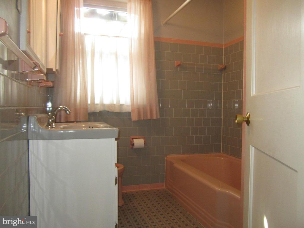 1805 Hanford Road Baltimore, MD 21237 - Photo 15 of 26 Main Level Full Bath