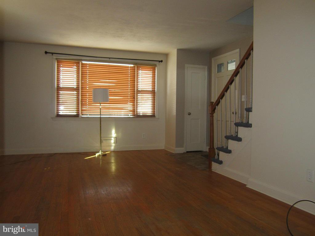 1805 Hanford Road Baltimore, MD 21237 - Photo 4 of 26 Living Room
