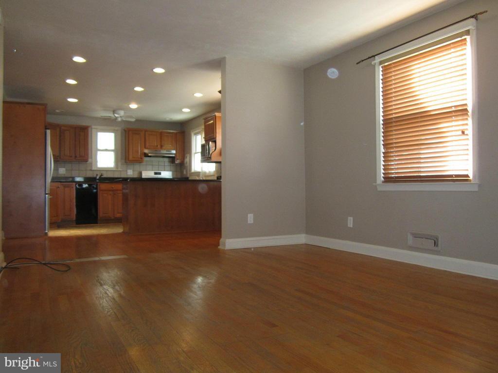 1805 Hanford Road Baltimore, MD 21237 - Photo 5 of 26 Living Room