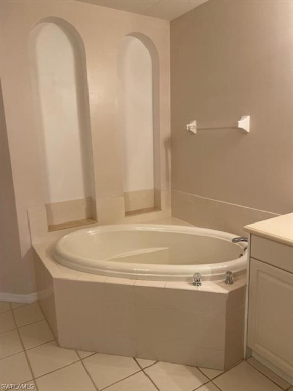 3610 Lansing Loop, Unit 103 Estero, FL 33928 - Photo 21 of 33 Soaking tub.