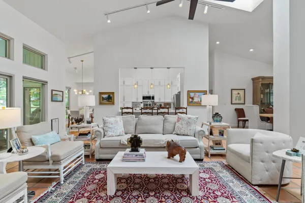$1,075,000 | 106 Southern Spur, Horseshoe Bay, TX 78657