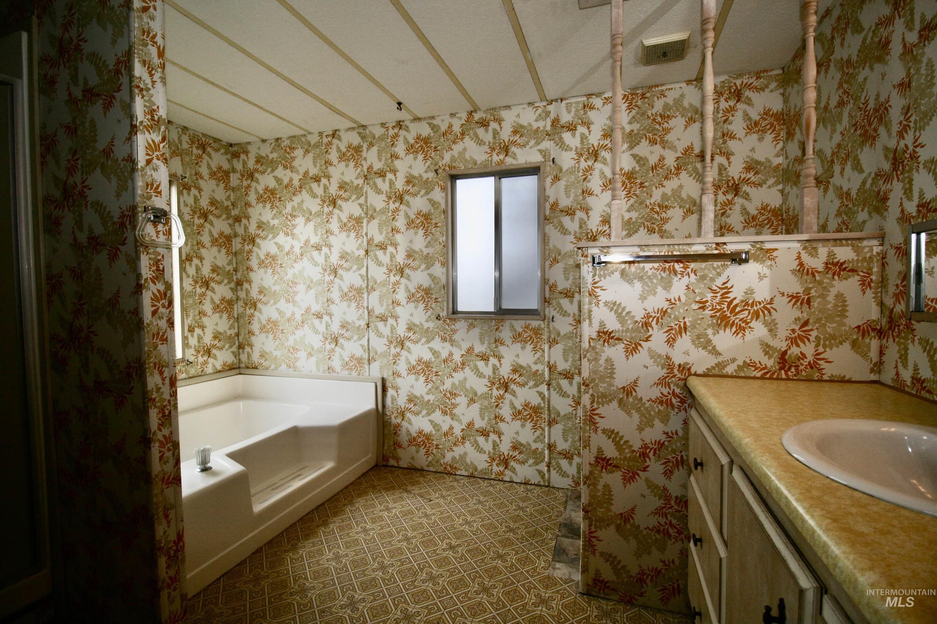 500 Somerville Street Jordan Valley, OR 97910 - Photo 18 of 35 Bathroom featuring a bath and vanity