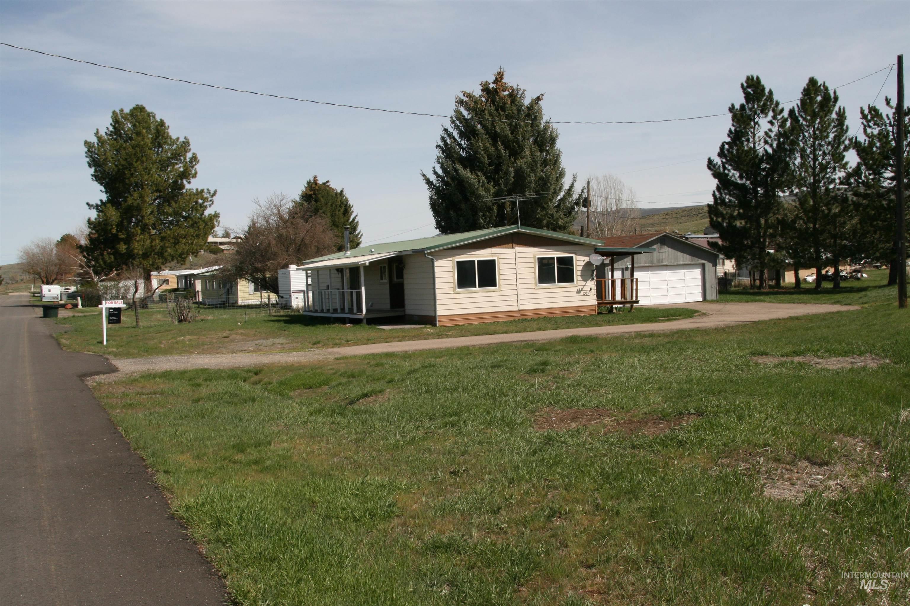500 Somerville Street Jordan Valley, OR 97910 - Photo 5 of 35 Ranch-style home featuring a front lawn, concrete driveway, and covered porch