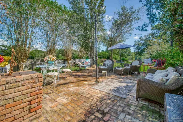 a view of a house with backyard and a garden