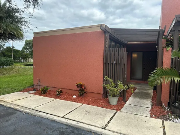 $2,500 | 1691 Fairway Road, Unit 1691, Pembroke Pines, FL 33026