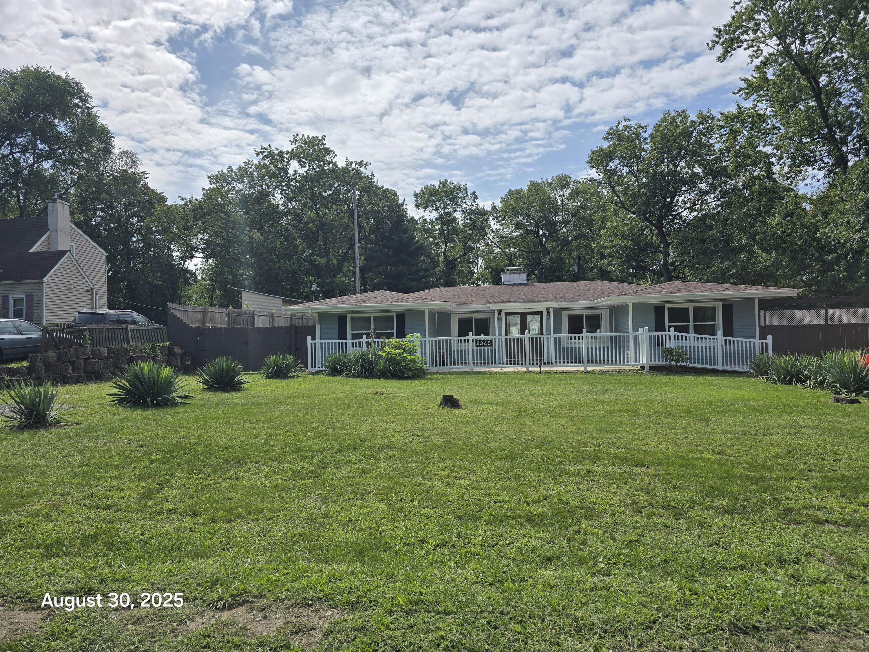 a view of a house with a yard