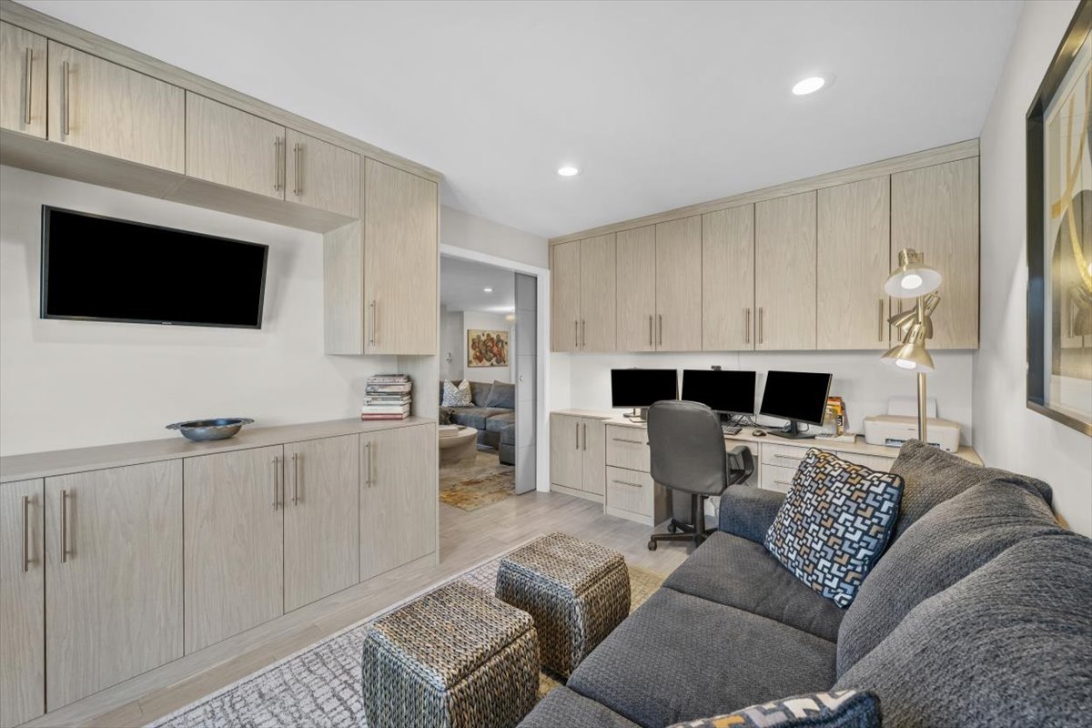 3741 Mission Hills Road, Unit 410 Northbrook, IL 60062 - Photo 10 of 21 a living room with furniture and a flat screen tv