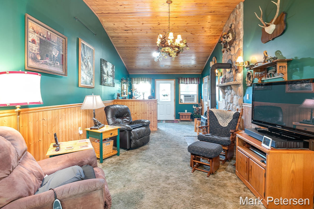 9502 Wise Road Greenville, MI 48838 - Photo 5 of 25 IMG_1004