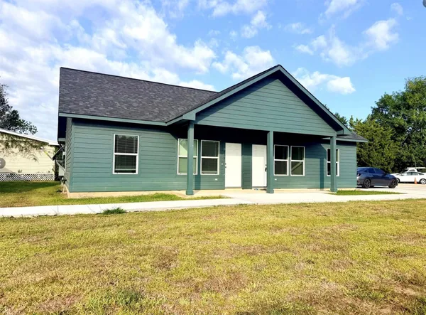 $1,350 | 502 North Ross Sterling, Unit B, Anahuac, TX 77514