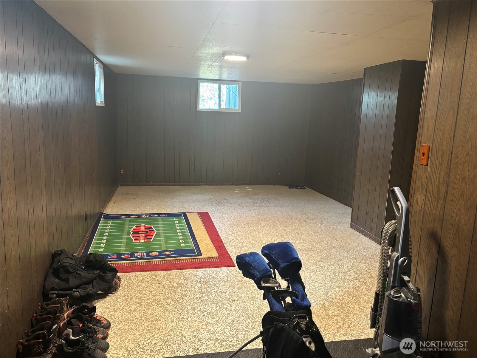 644 Balm Street Walla Walla, WA 99362 - Photo 14 of 21 a room with furniture and window