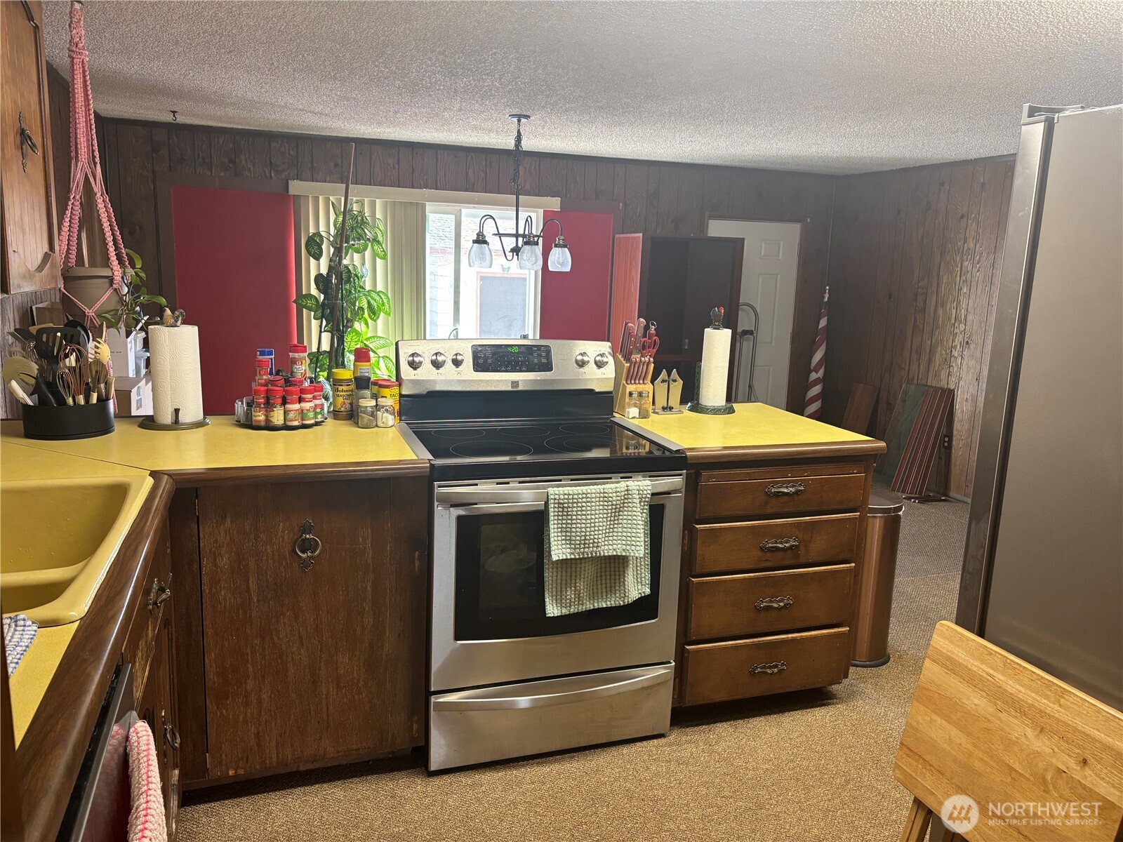 644 Balm Street Walla Walla, WA 99362 - Photo 4 of 21 a room with a bed and a mirror