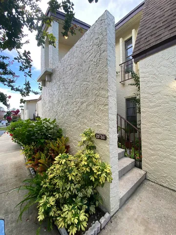 a view of a entrance of the house