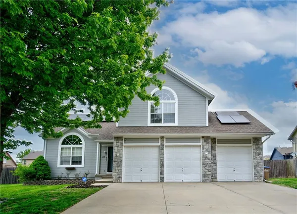$385,000 | 428 Madison Creek Drive, Raymore, MO 64083