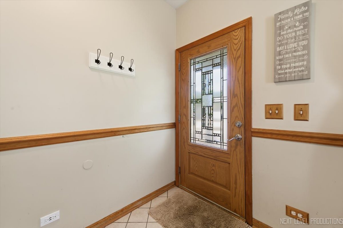 2810 Ledgestone Court Naperville, IL 60564 - Photo 4 of 36
