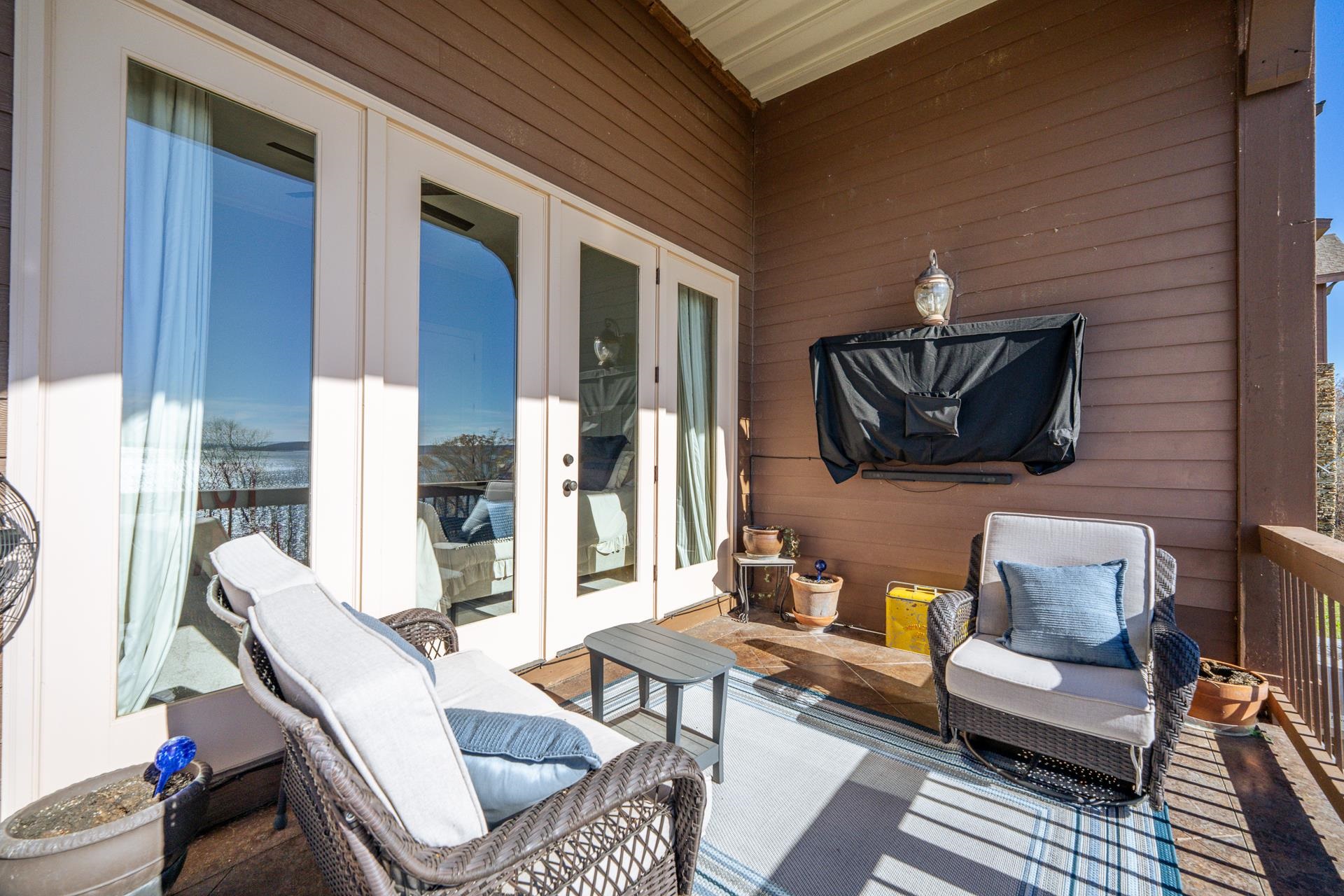 75 C Oasis Lane Savannah, TN 38372 - Photo 33 of 38 a living room with furniture and a flat screen tv