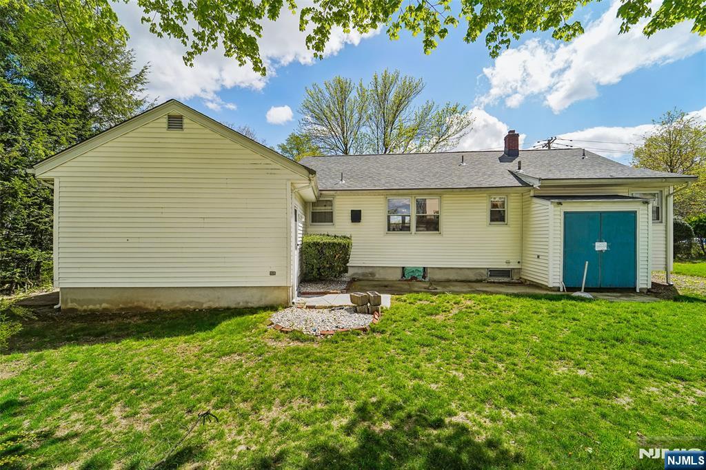 193 Homestead Road Paramus, NJ 07652 - Photo 32 of 33 a backyard of a house with table and chairs