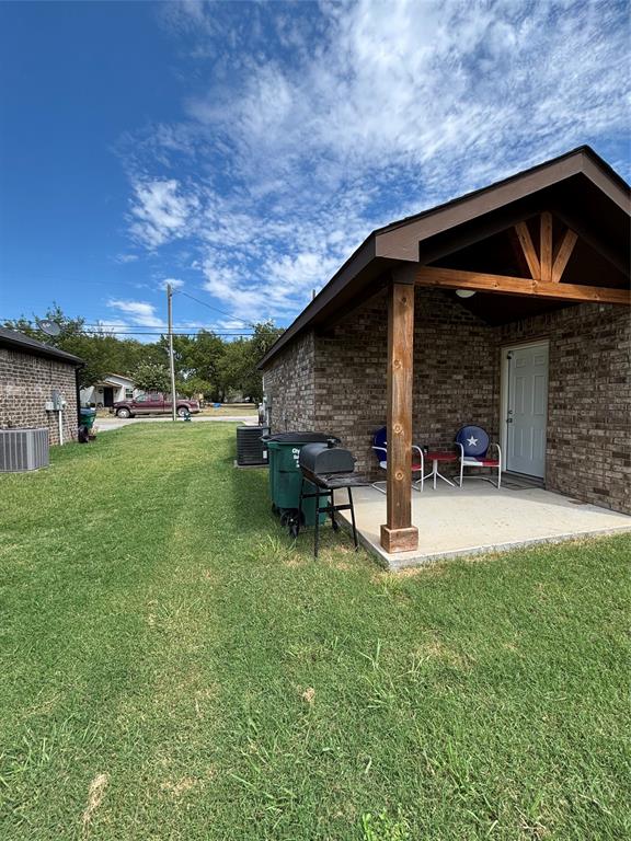 343 North Morris Street Gainesville, TX 76240 - Photo 14 of 18 a view of a backyard with sitting area