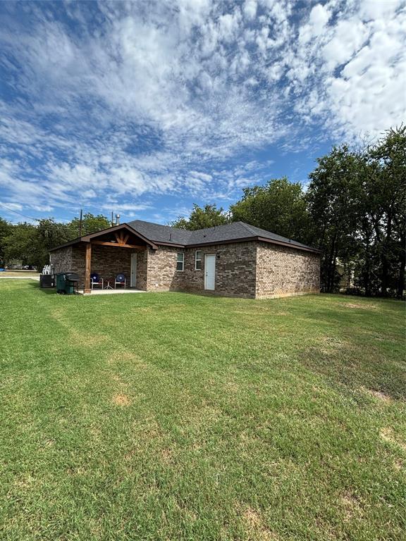 343 North Morris Street Gainesville, TX 76240 - Photo 15 of 18 a front view of house with yard
