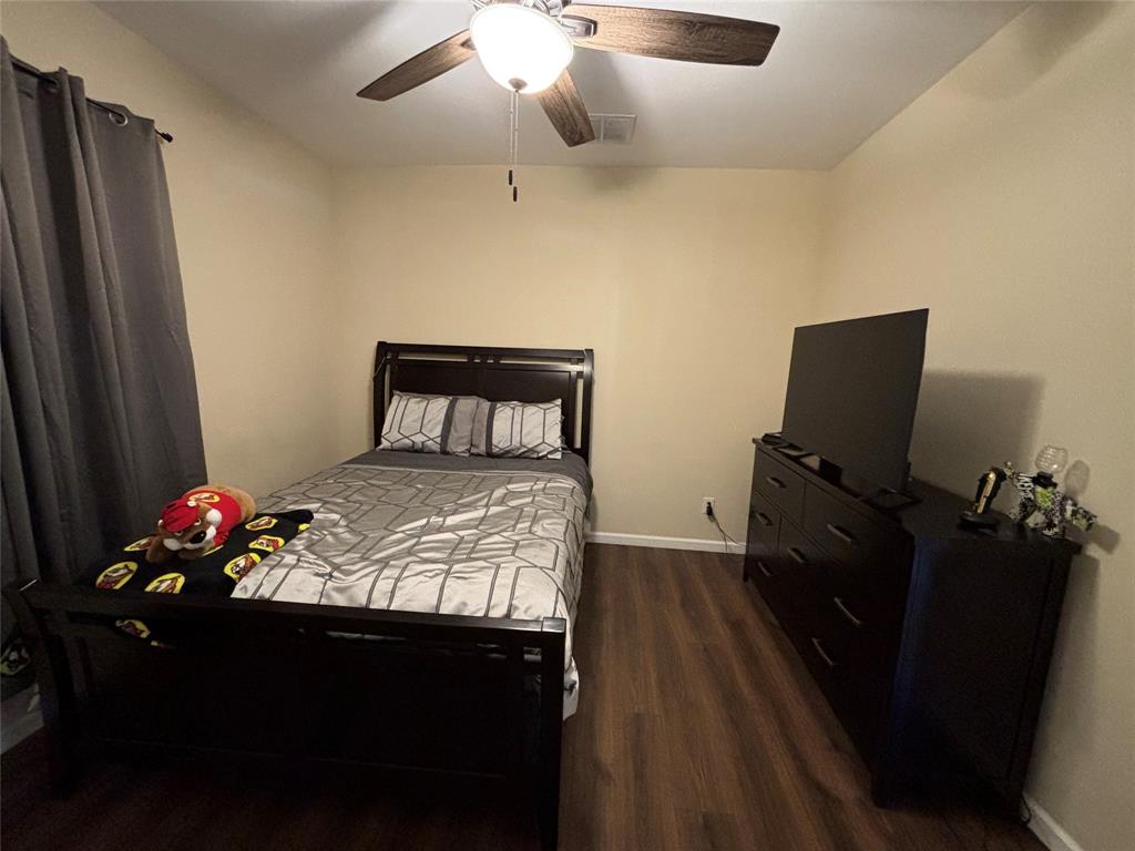 343 North Morris Street Gainesville, TX 76240 - Photo 8 of 18 a bedroom with a bed and a tv