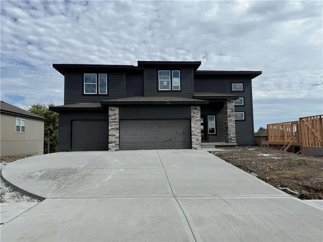 $479,950 | 409 Woodview Drive, Raymore, MO 64083