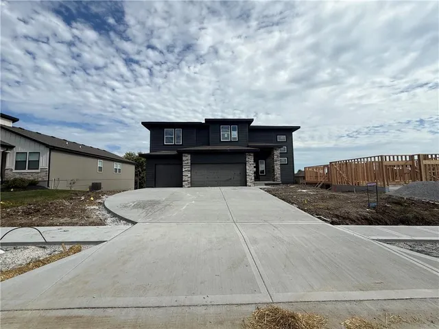 $479,950 | 409 Woodview Drive, Raymore, MO 64083