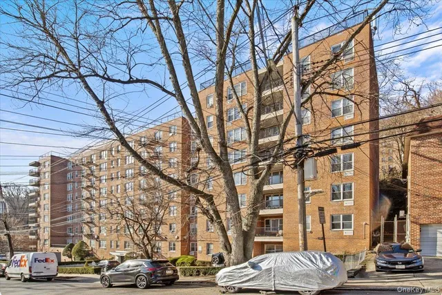$249,000 | 5425 Valles Avenue, Unit 6F | North Riverdale