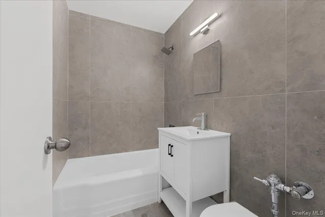 $249,000 | 5425 Valles Avenue, Unit 6F | North Riverdale