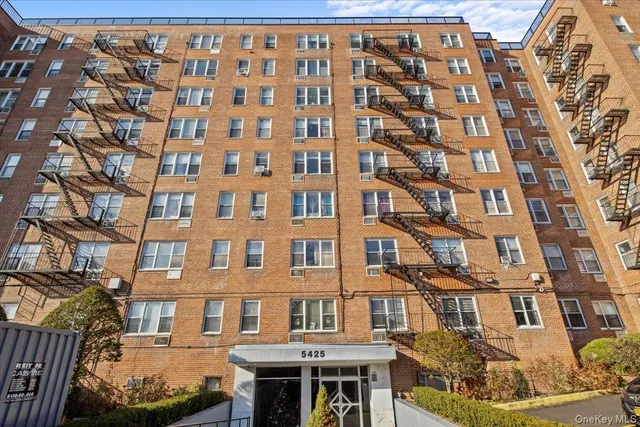 $249,000 | 5425 Valles Avenue, Unit 6F | North Riverdale