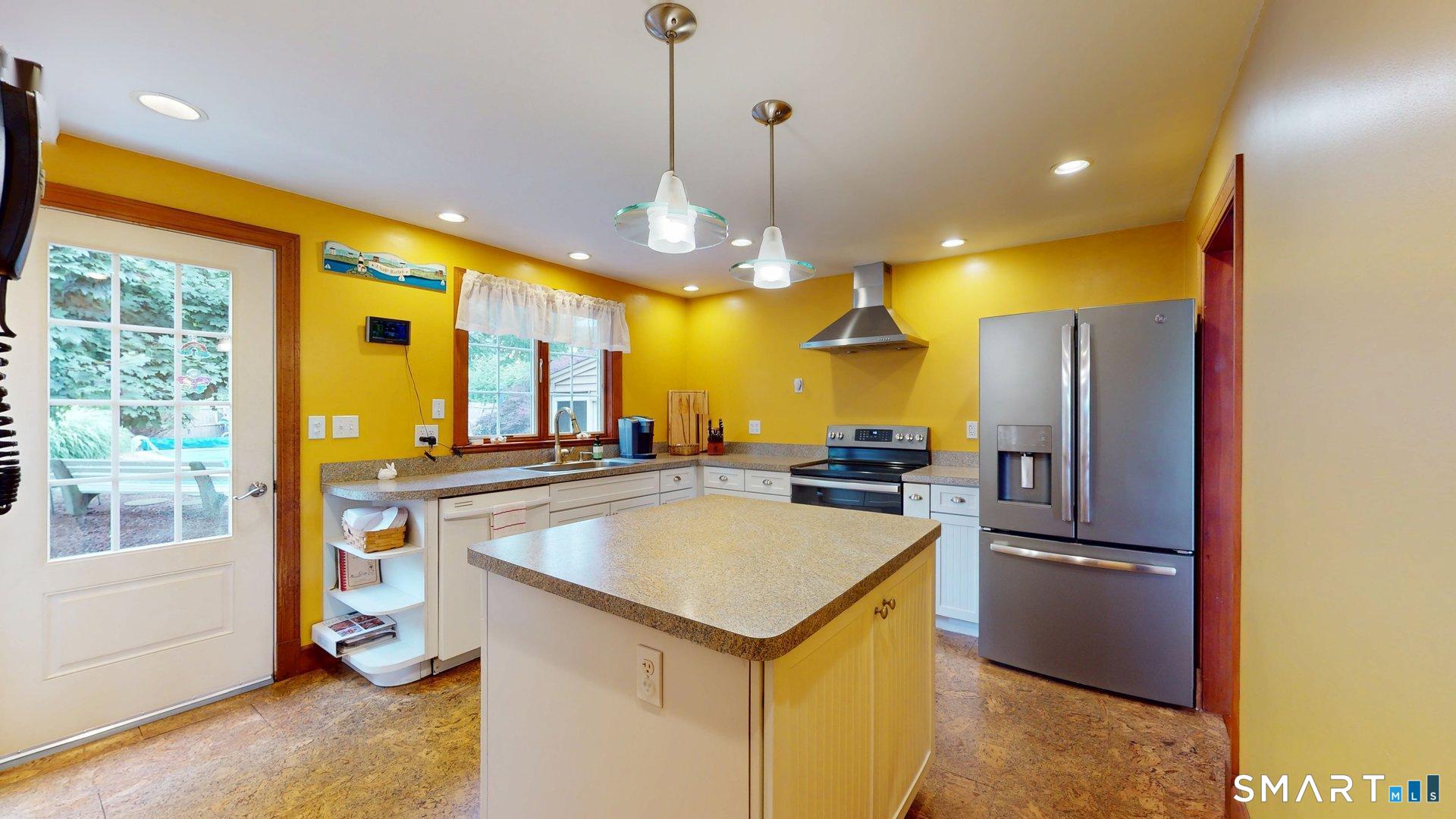 8 Bridge Lane Enfield, CT 06082 - Photo 4 of 40