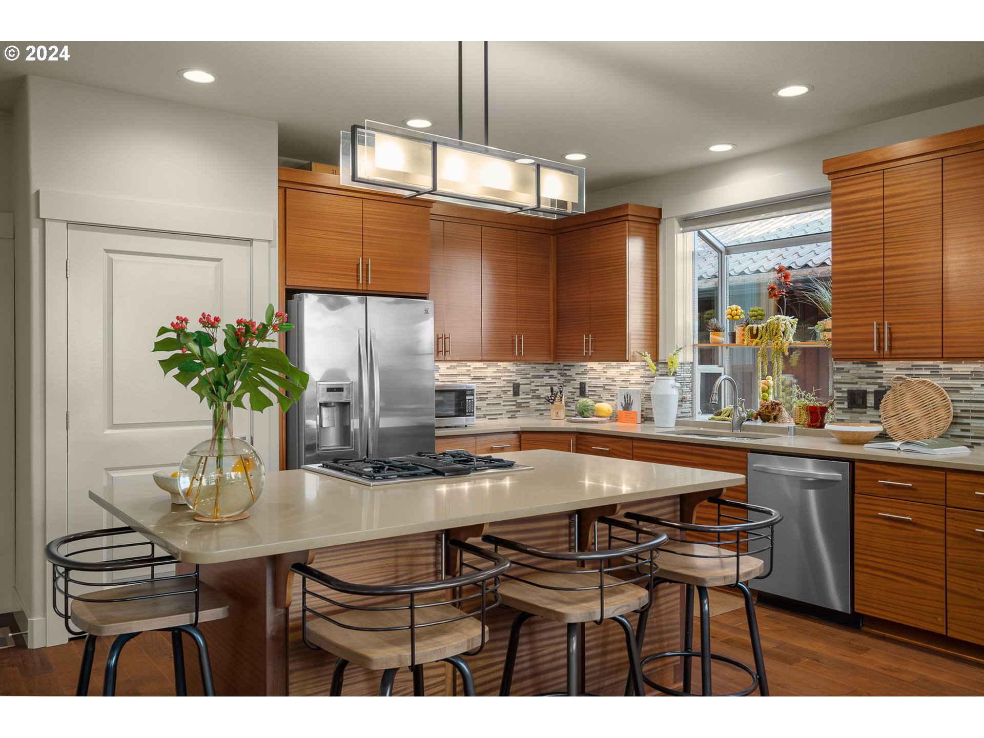 1011 Columbia Ridge Drive Vancouver, WA 98664 - Photo 12 of 34 a kitchen with a table and chairs in it